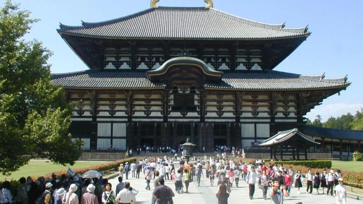 Todaiji's Daibutsuden (Great Buddha Hall) in Nara, seen from the courtyard with visitors walking toward the entrance.
